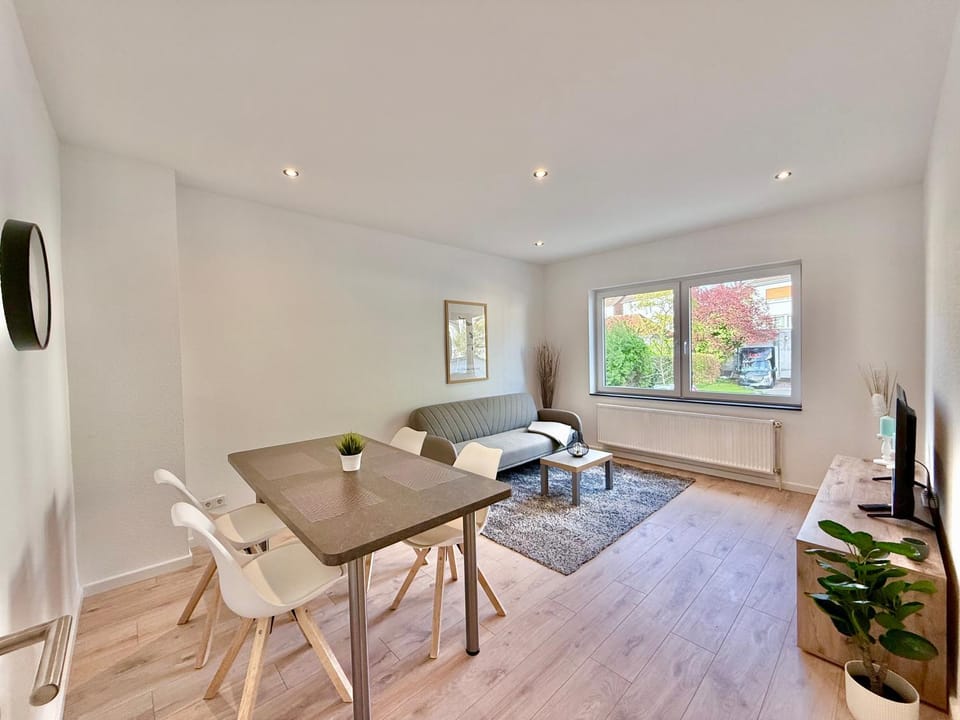 TV and multimedia, Living room, Seating area, Dining area
