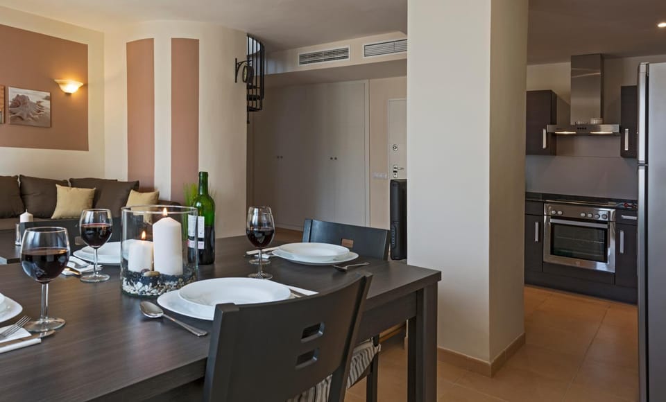 Kitchen or kitchenette, Seating area, Dining area