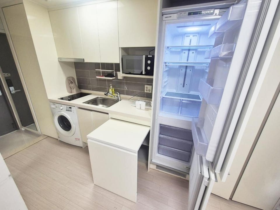 Kitchen or kitchenette, minibar, washing machine
