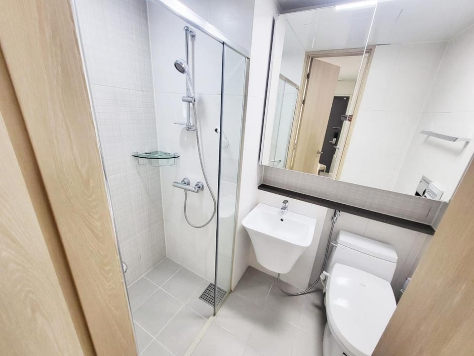 Shower, Toilet, Bathroom, bidet, towels