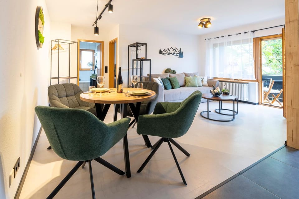 WälderNestchen - zentral - Natur pur - Tiefgarage - Balkon - modernes 2 Zimmer Appartement Apartment in Baden-Württemberg