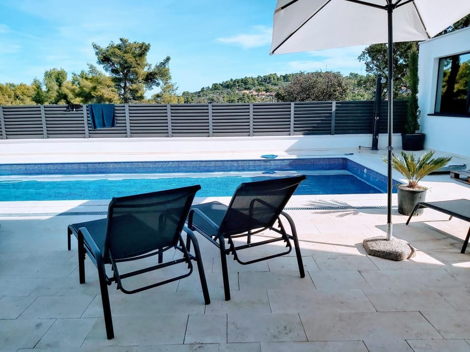 Sunset Villa Aves with Pool, Gym and Sauna, Sea view Villa in Split-Dalmatia County