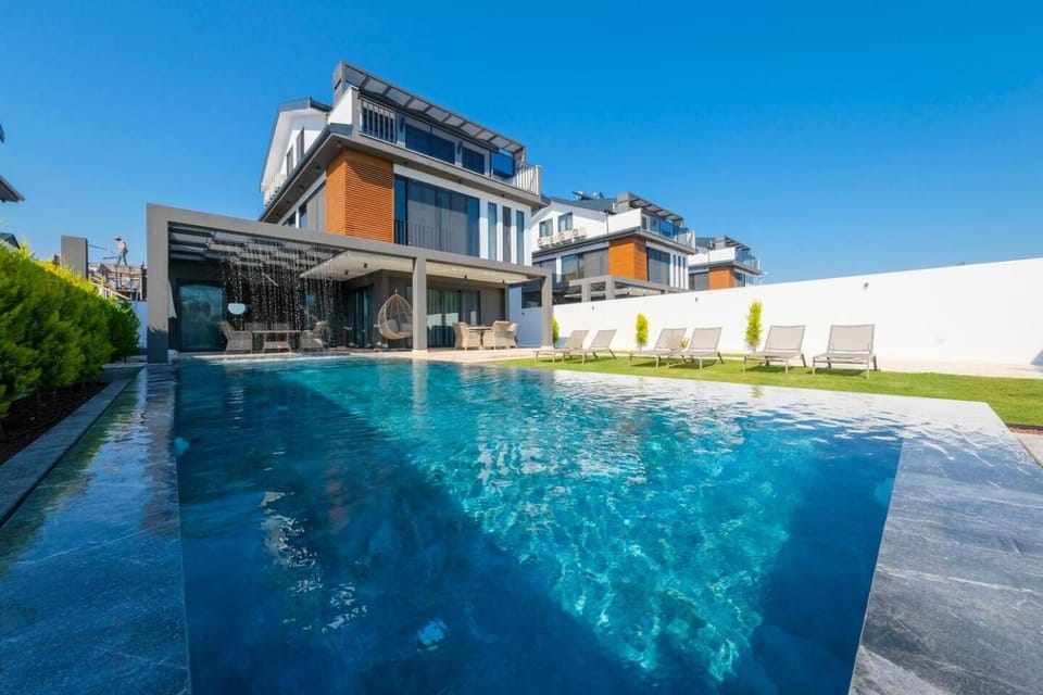 Property building, Day, Pool view, Swimming pool