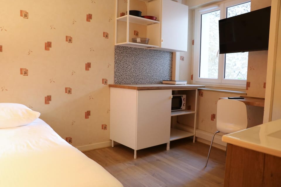 Bed, TV and multimedia, Photo of the whole room