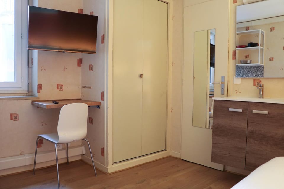 Bedroom, wardrobe
