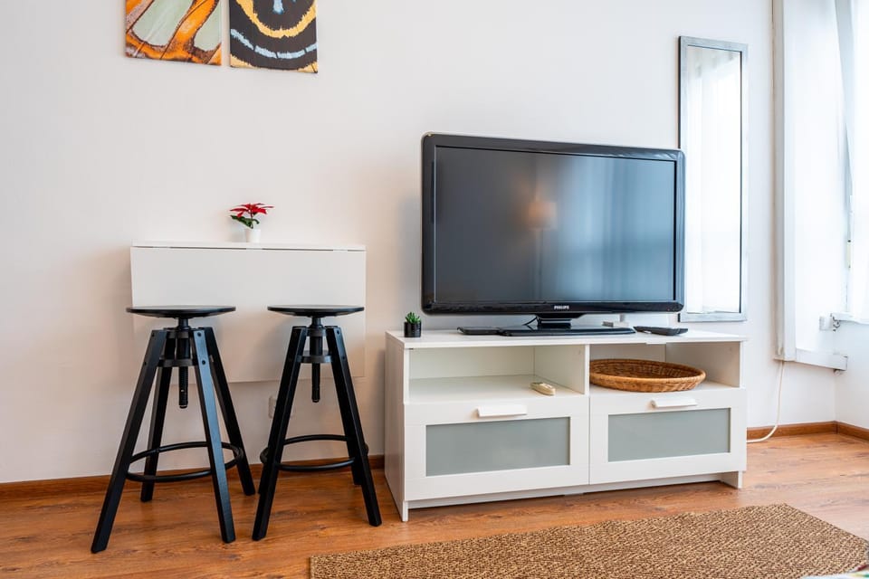 Property building, TV and multimedia, View (from property/room), Living room, Decorative detail, Dining area, Family, heating, internet