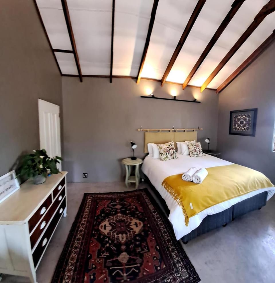 A cozy, artistic suburban-stay at Alice in Africa Apartment in Pretoria