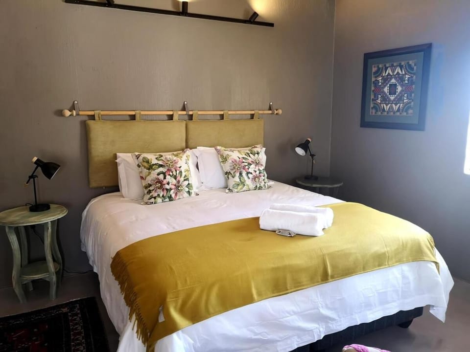 A cozy, artistic suburban-stay at Alice in Africa Apartment in Pretoria