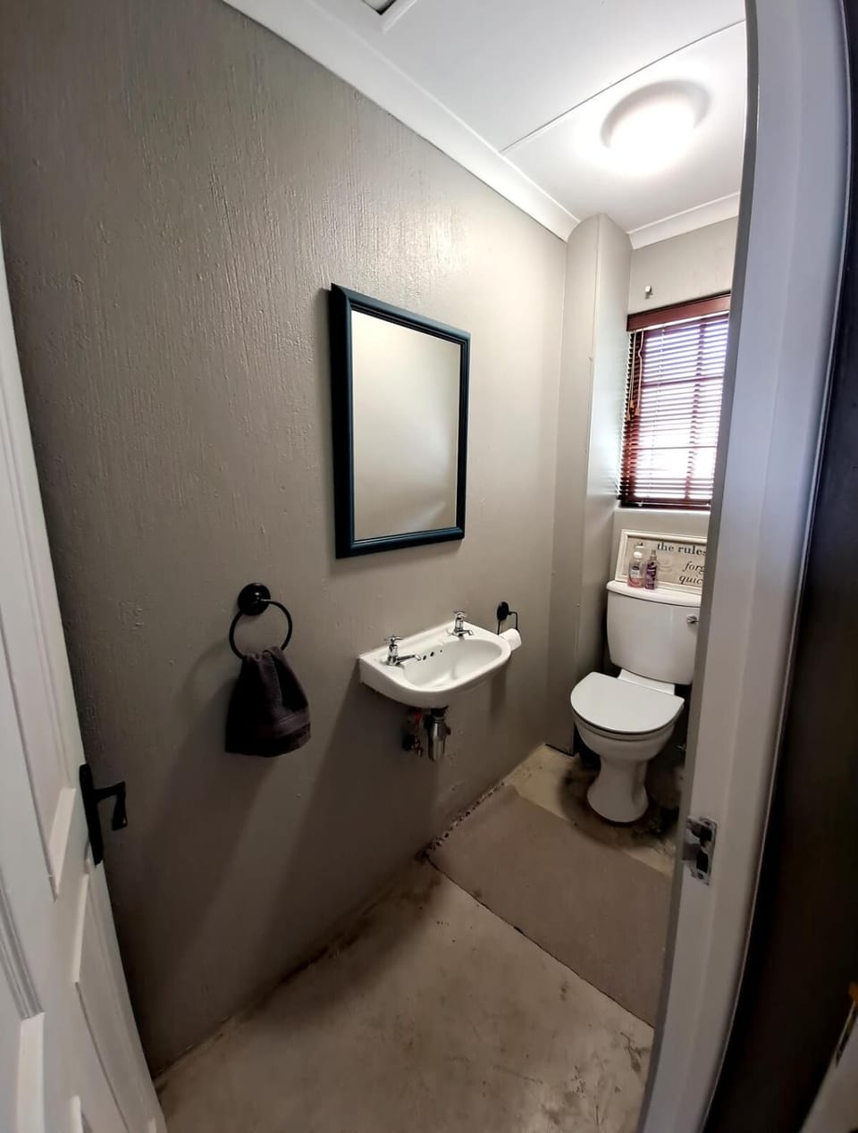 A cozy, artistic suburban-stay at Alice in Africa Apartment in Pretoria