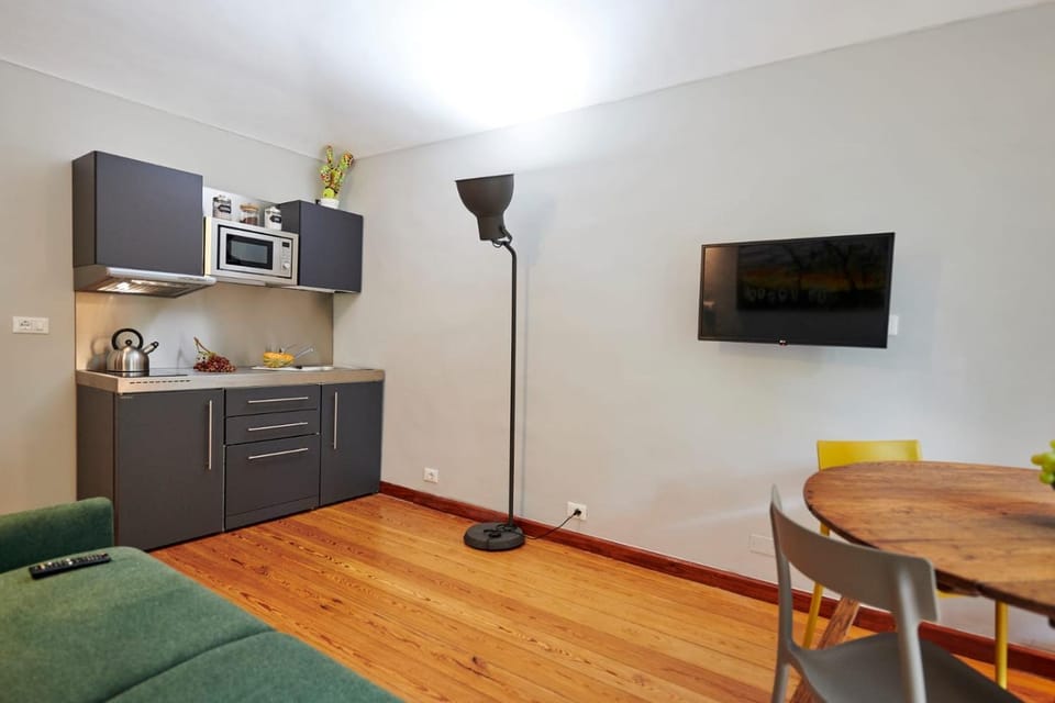 TV and multimedia, Kitchen or kitchenette, Living room, Seating area, Dining area, stove