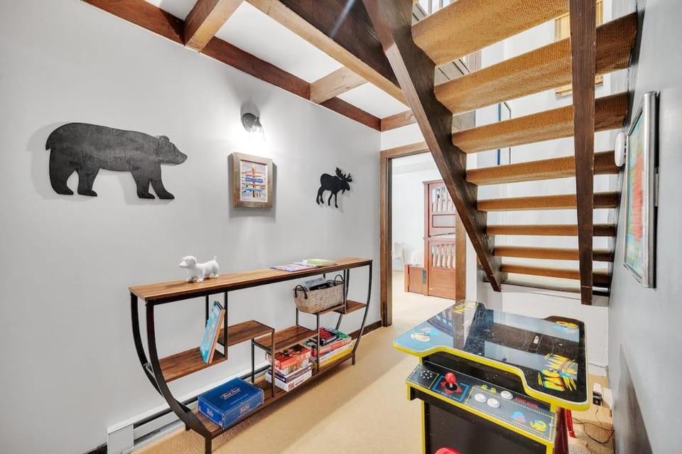Stratton Chalet- Golf, Hike & Ski House in Winhall