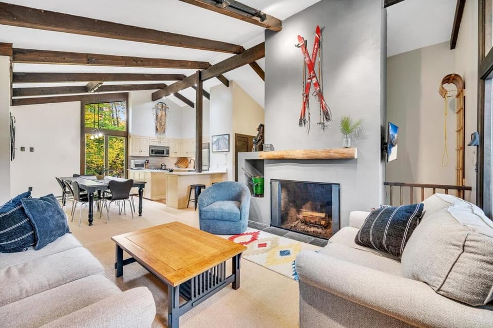Stratton Chalet- Golf, Hike & Ski House in Winhall