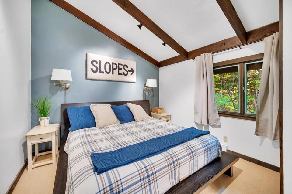 Stratton Chalet- Golf, Hike & Ski House in Winhall