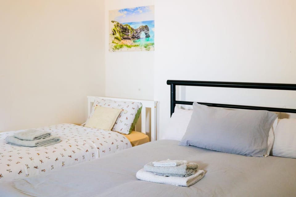 Bed, towels