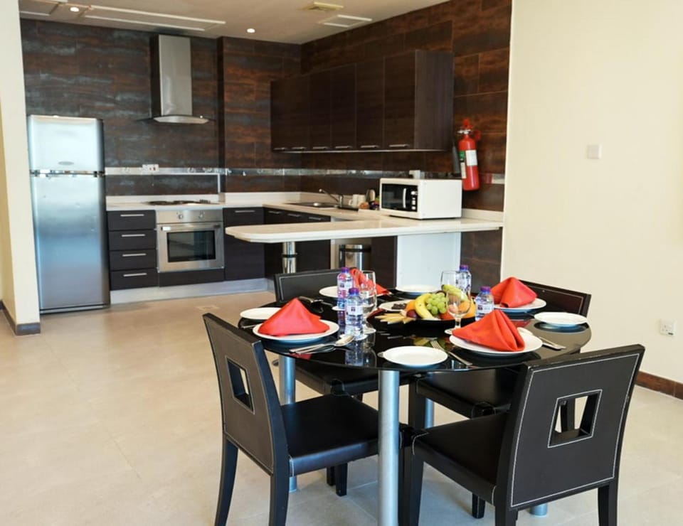 Kitchen or kitchenette, Dining area, oven, stove