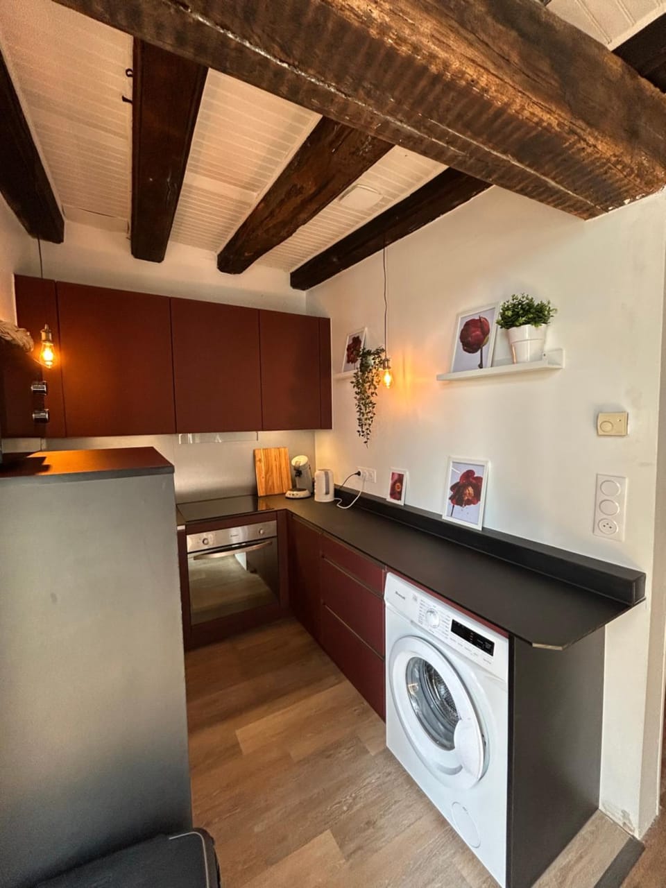 Kitchen or kitchenette, washing machine