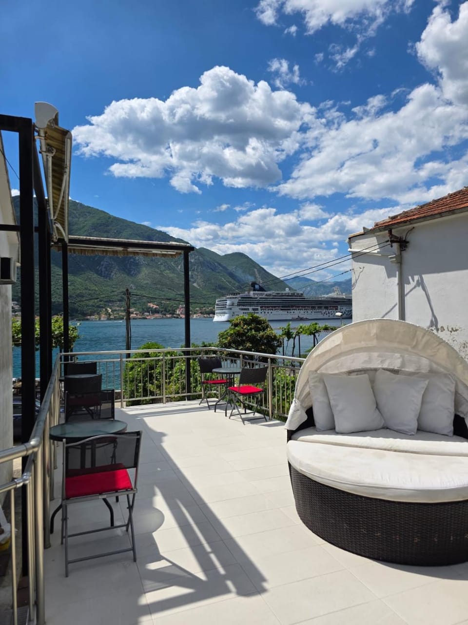 Studio Scala in a seaside house Apartment in Dobrota