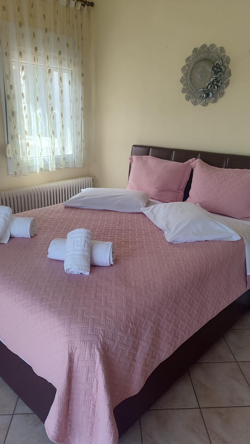 Bed, TV and multimedia, Photo of the whole room, Bedroom, towels