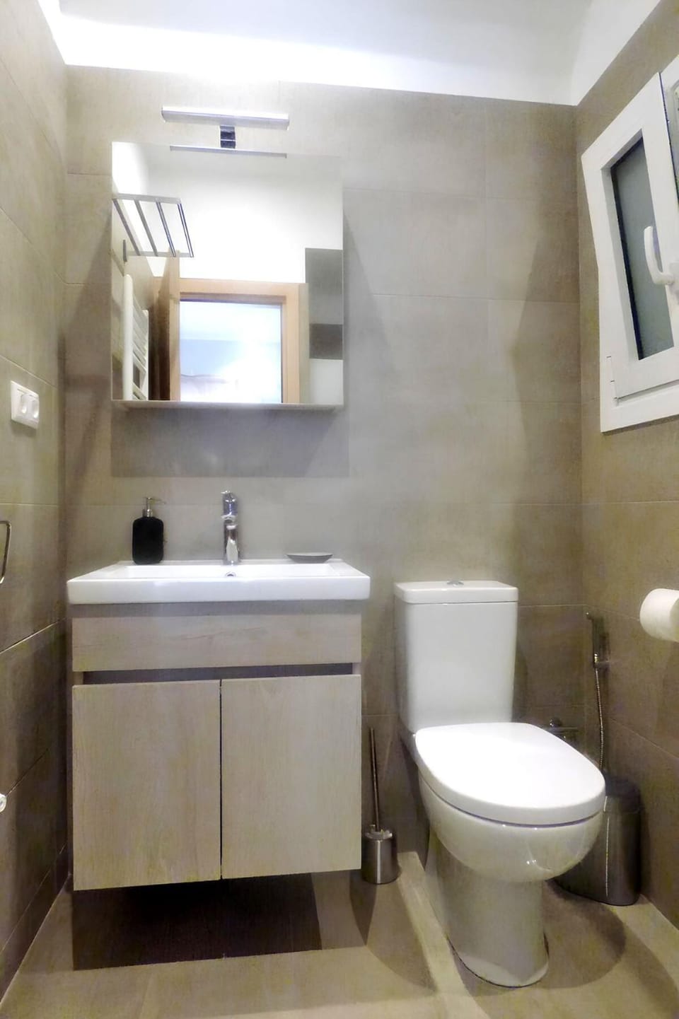 Stylish city studio by MPS Apartment in Athens