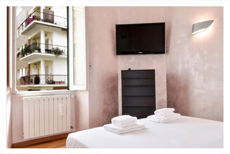Bed, TV and multimedia, Bedroom, towels