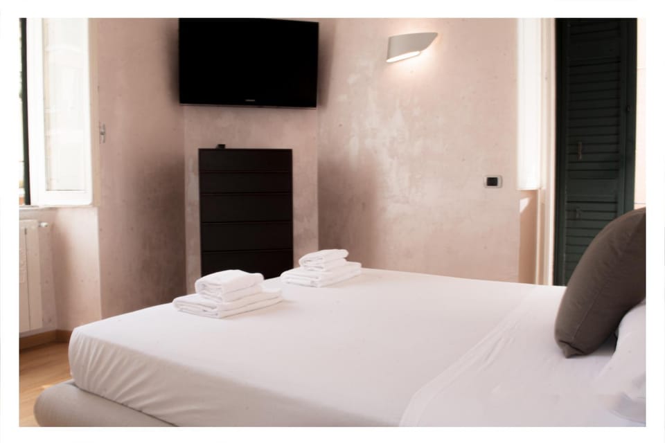 Bed, TV and multimedia, Bedroom, towels