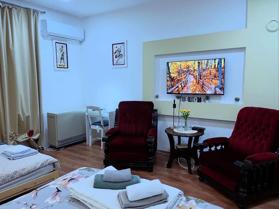 Bed, TV and multimedia, Bedroom