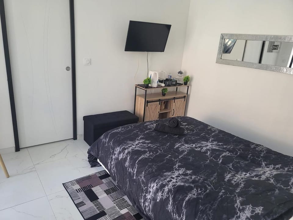 Bed, TV and multimedia, Photo of the whole room, Bedroom