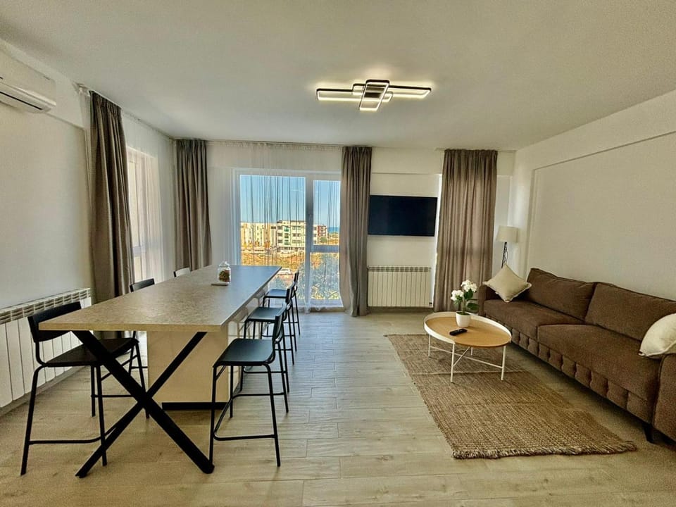TV and multimedia, Kitchen or kitchenette, Living room, Seating area, Dining area