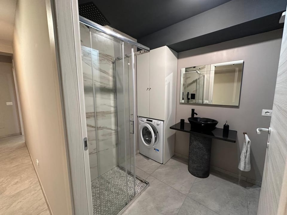 Shower, Toilet, Bathroom, towels, washing machine