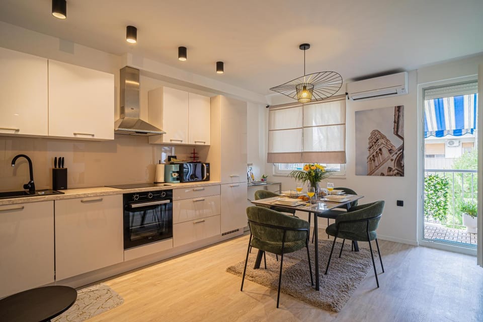 Coffee/tea facilities, Kitchen or kitchenette, Dining area, oven, stove