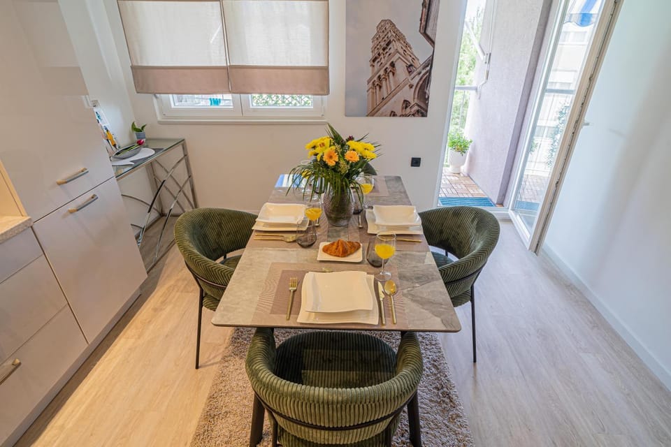 Kitchen or kitchenette, Dining area, oven