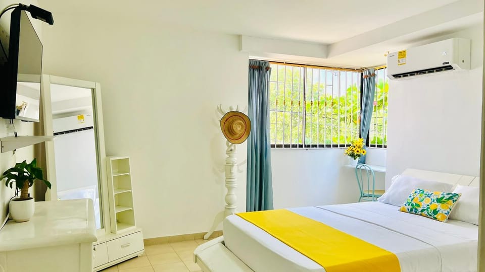 Communal lounge/ TV room, Bed, TV and multimedia, Photo of the whole room, Seating area, Bedroom, Communal kitchen, Landmark view, internet, wardrobe, air conditioner