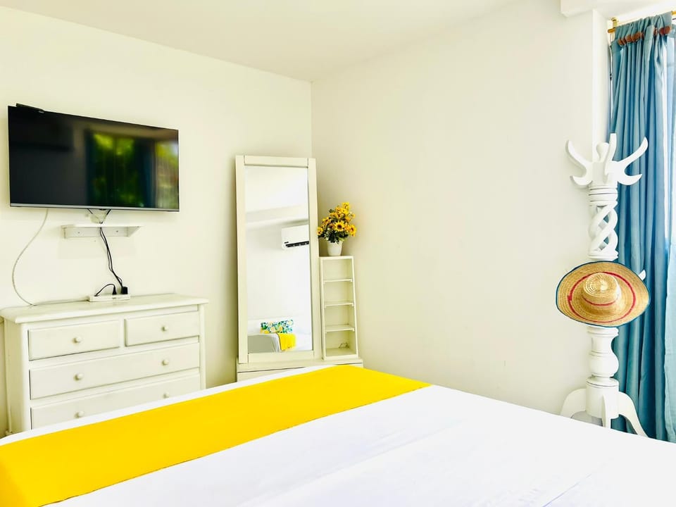 Communal lounge/ TV room, Bed, TV and multimedia, Photo of the whole room, Evening entertainment, Bedroom, Garden view, Landmark view, internet, wardrobe