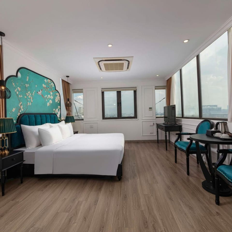 Bed, Photo of the whole room, Seating area, Bedroom, air conditioner