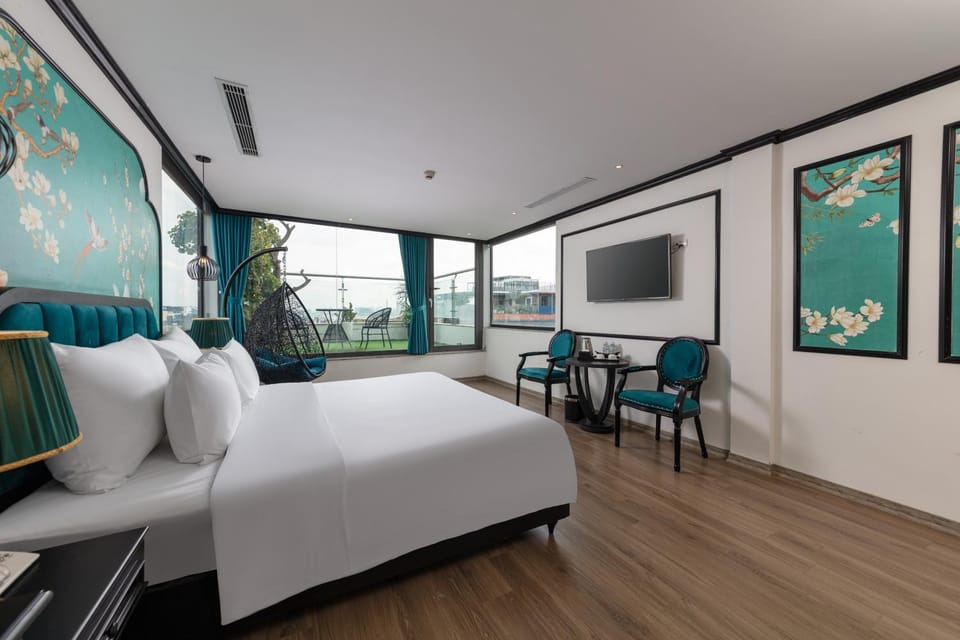 Bed, TV and multimedia, Balcony/Terrace, Balcony/Terrace, Photo of the whole room, Seating area, Evening entertainment, Bedroom, Landmark view