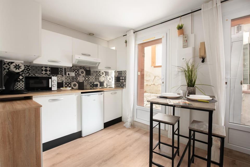 Dining area, kitchen