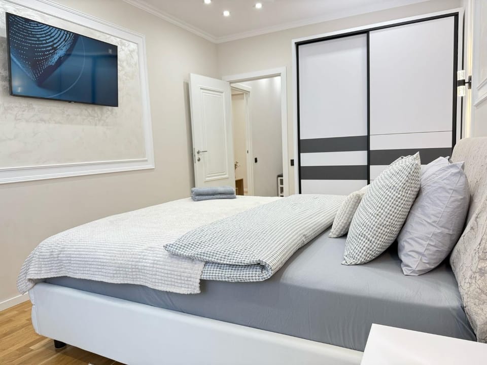 Bed, TV and multimedia, Photo of the whole room, Bedroom, towels