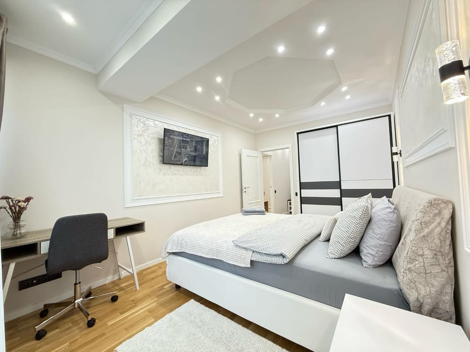 Bed, TV and multimedia, Photo of the whole room, Bedroom