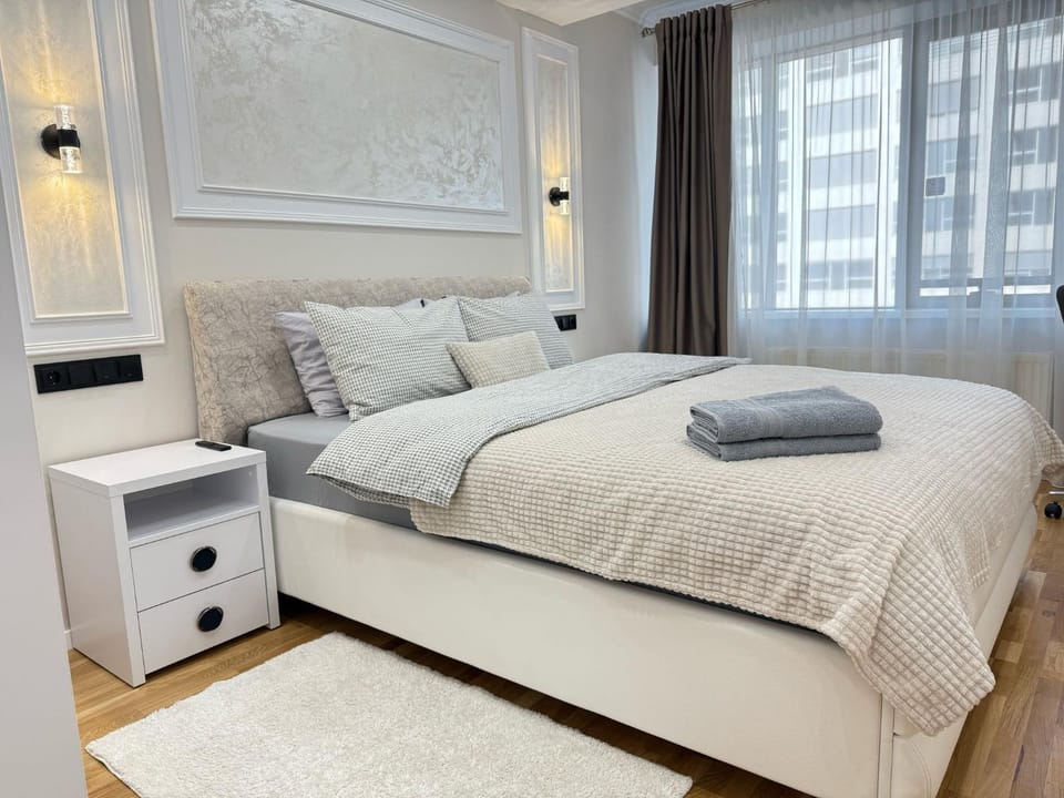 Bed, Photo of the whole room, Bedroom, towels