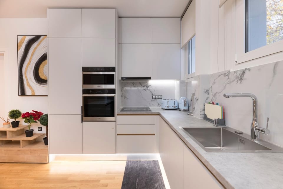 Kitchen or kitchenette, dishwasher, stove