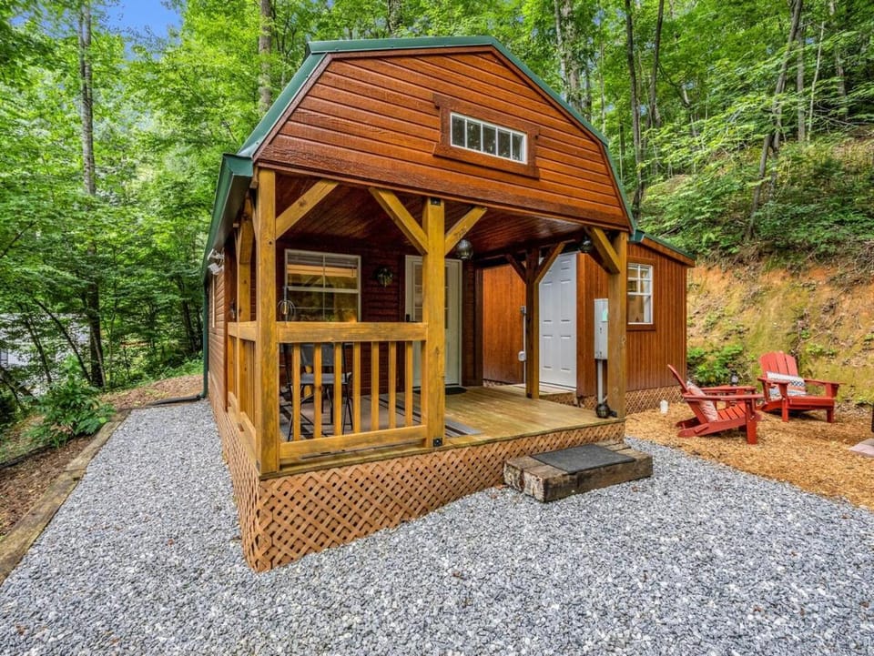 Romantic King-Bed Couples Cabin Lake Lure Cabin in Lake Lure