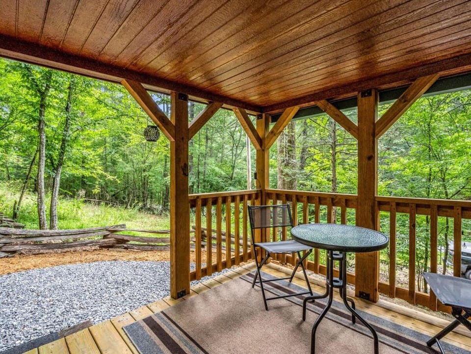 Romantic King-Bed Couples Cabin Lake Lure Cabin in Lake Lure