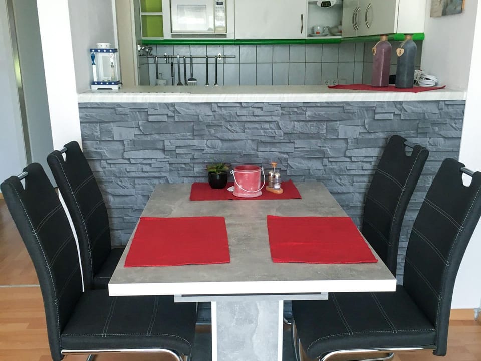 Kitchen or kitchenette, Living room, Seating area, Dining area
