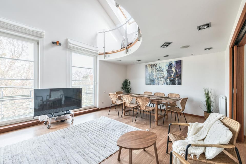TV and multimedia, Living room, Seating area, Dining area