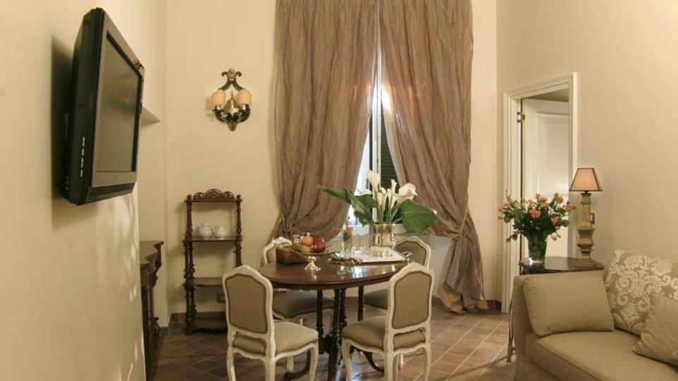 Living room, Seating area, Dining area