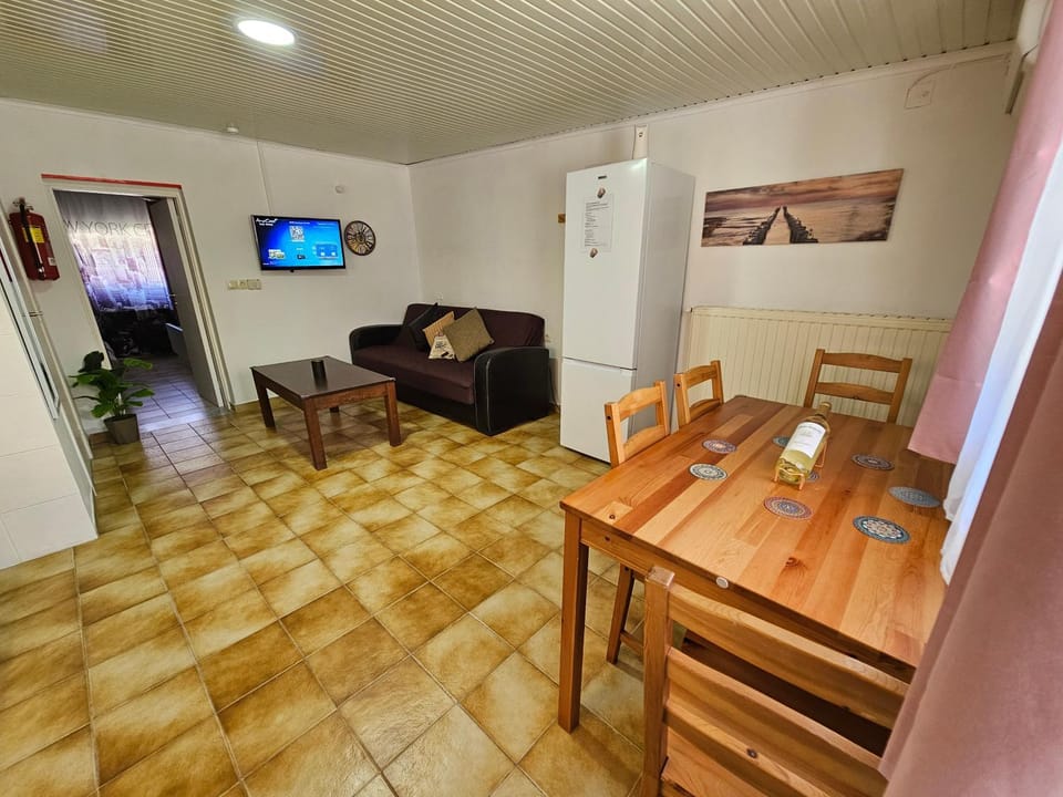 TV and multimedia, Living room, Seating area, Dining area