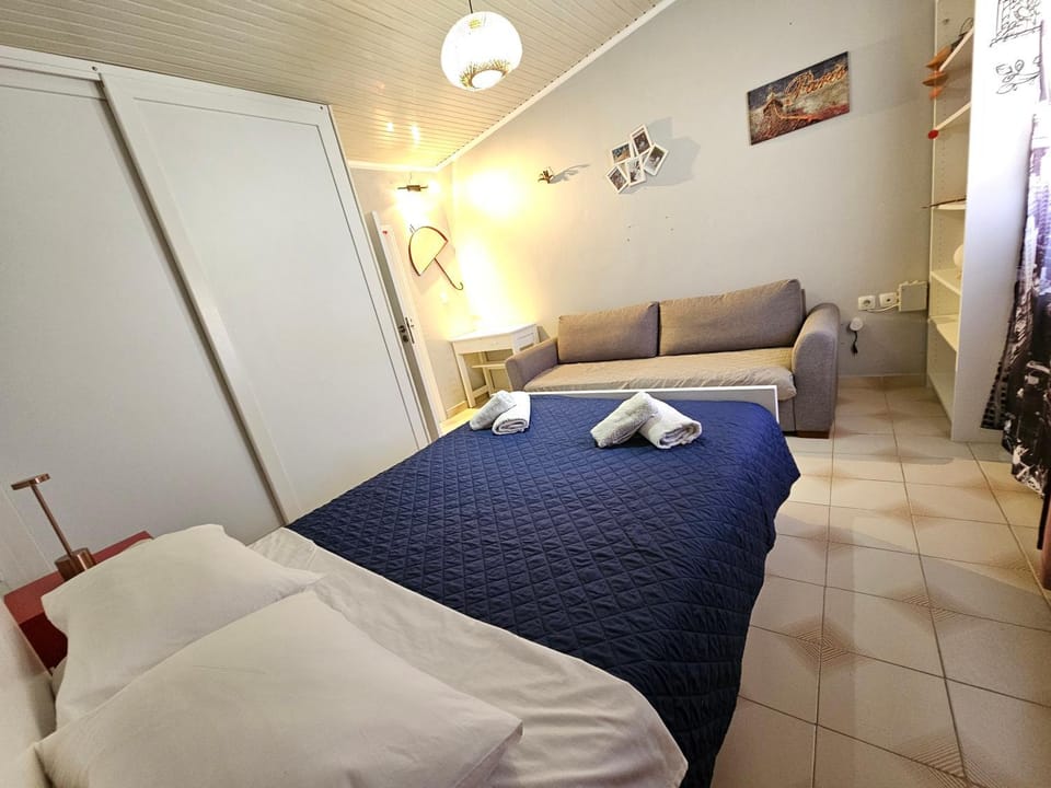 Photo of the whole room, Bedroom, wardrobe