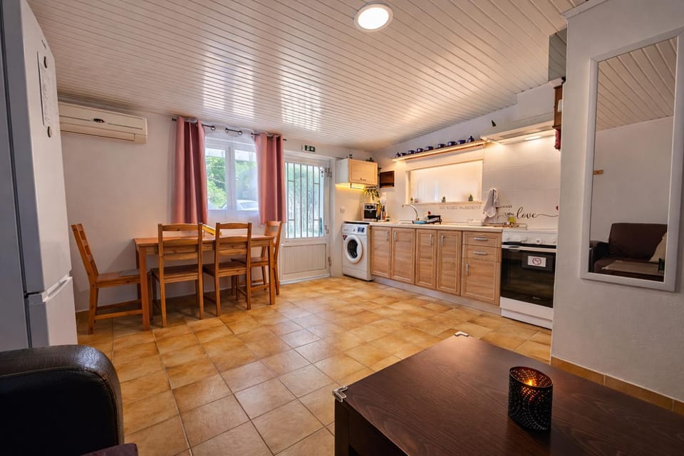 Kitchen or kitchenette, Dining area, oven, toaster