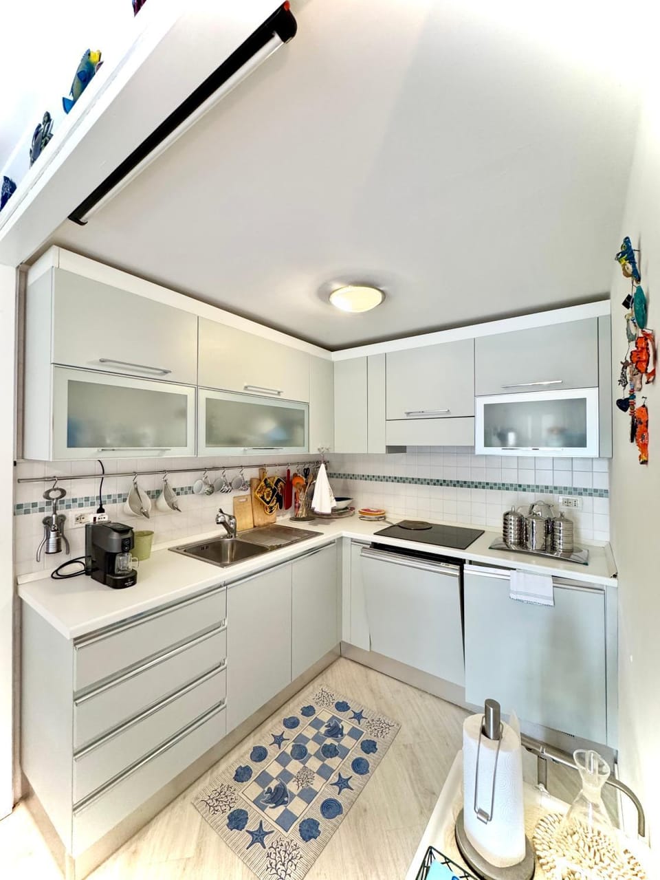 Kitchen or kitchenette, dishwasher, stove