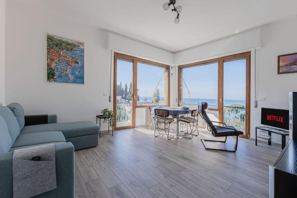 Natural landscape, TV and multimedia, Living room, Seating area, Dining area, Evening entertainment, Sea view